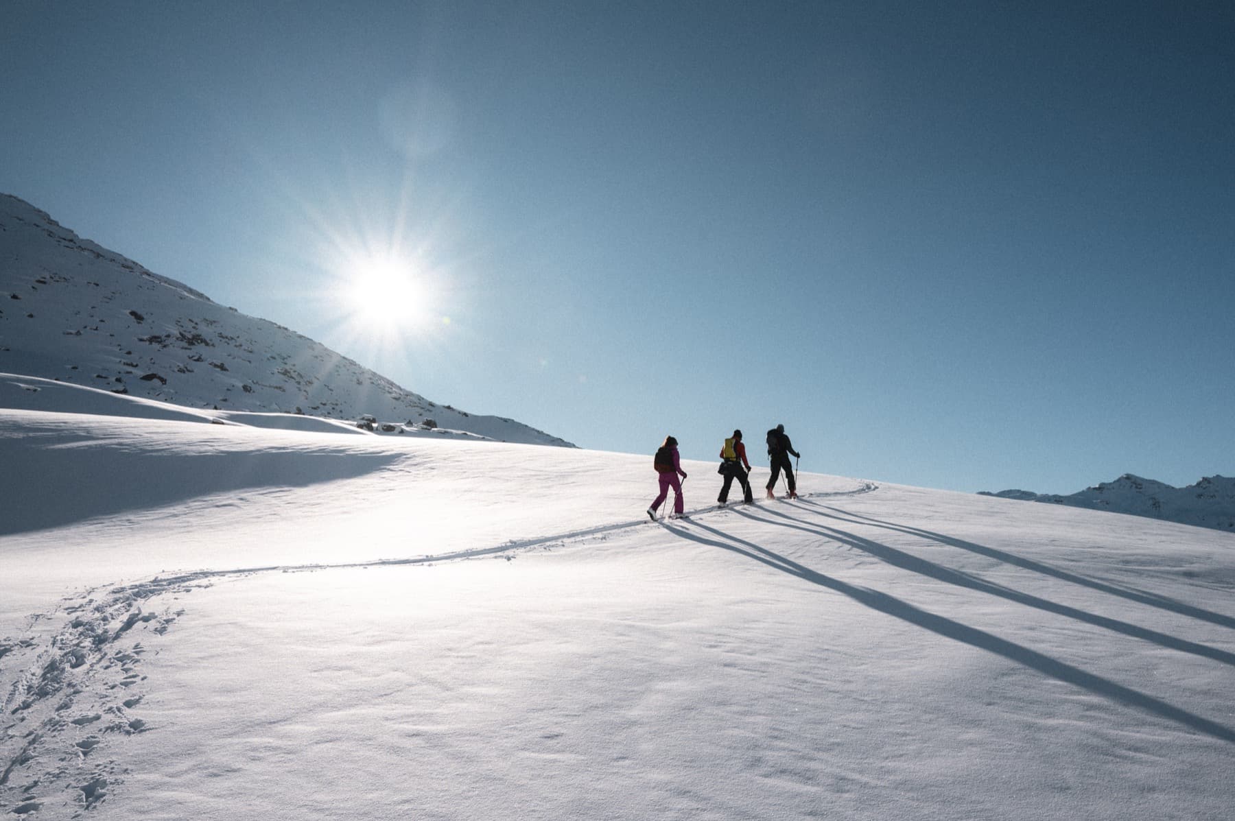 Ski de randonnée et splitboard dans les Trois Vallées — montée à peaux de phoque vers les sommets, initiation ou sortie avancée
