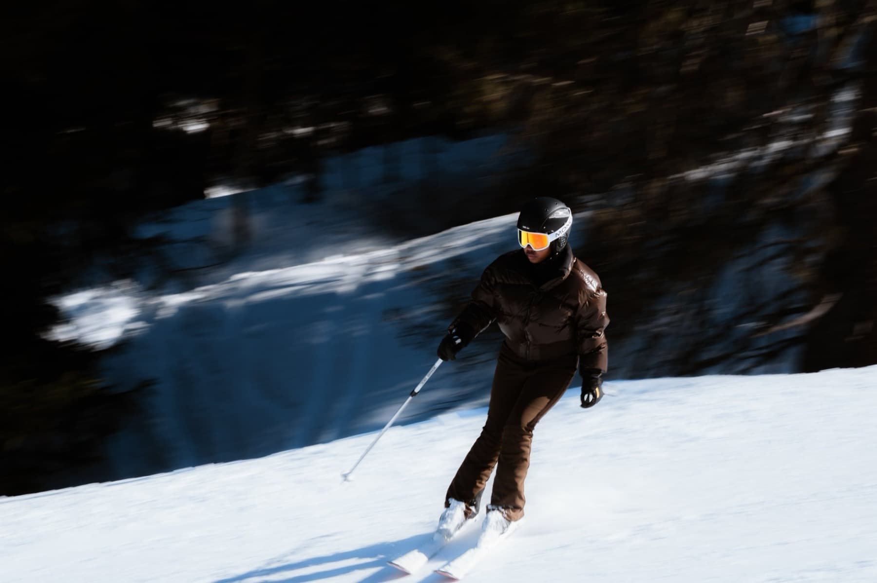 Photographie de ski sur piste damée dans les Trois Vallées — skieuse en virage, Courchevel
